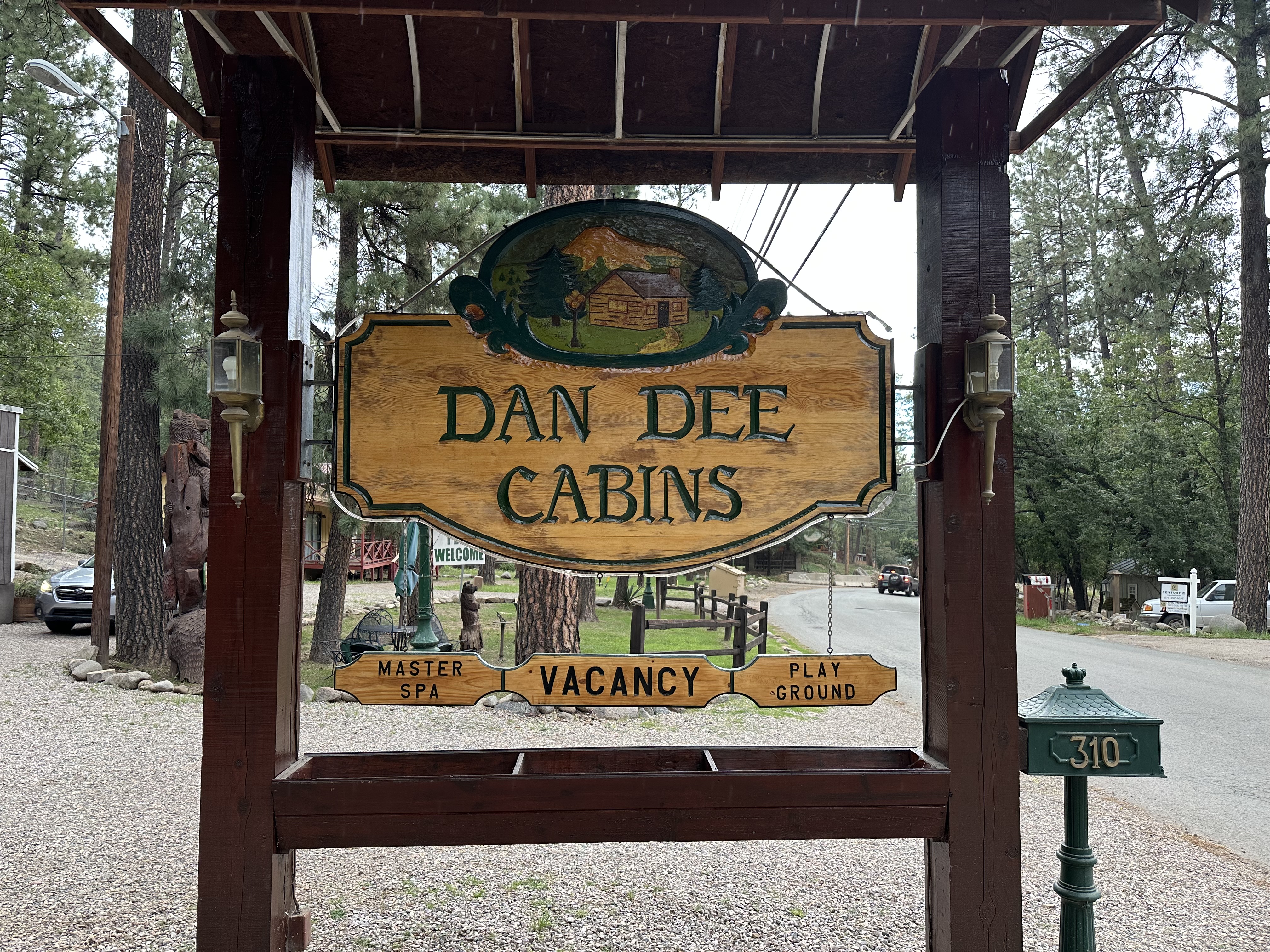 Dan Dee Cabins entrance sign
