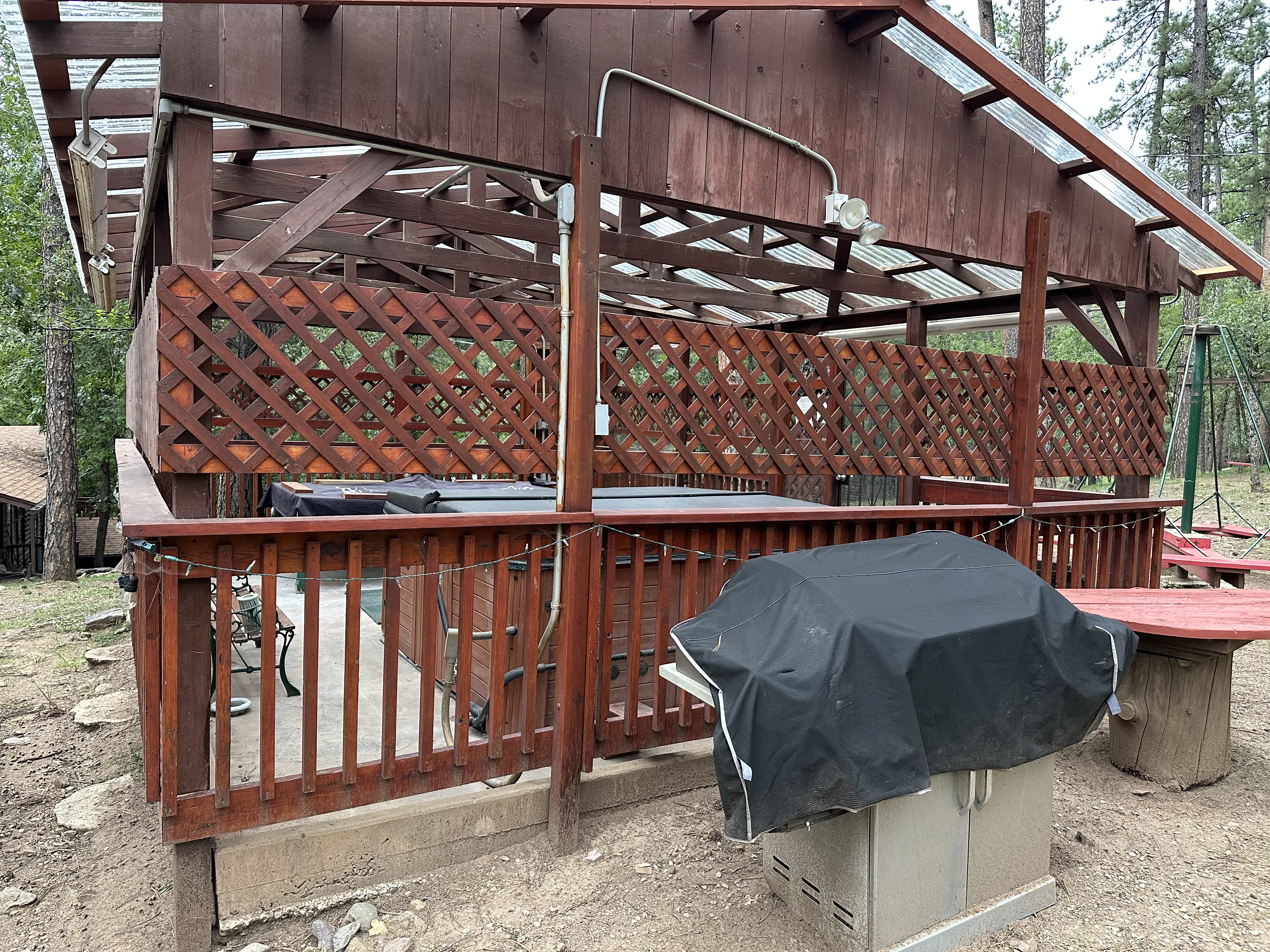 Covered recreation area at Dan Dee Cabins